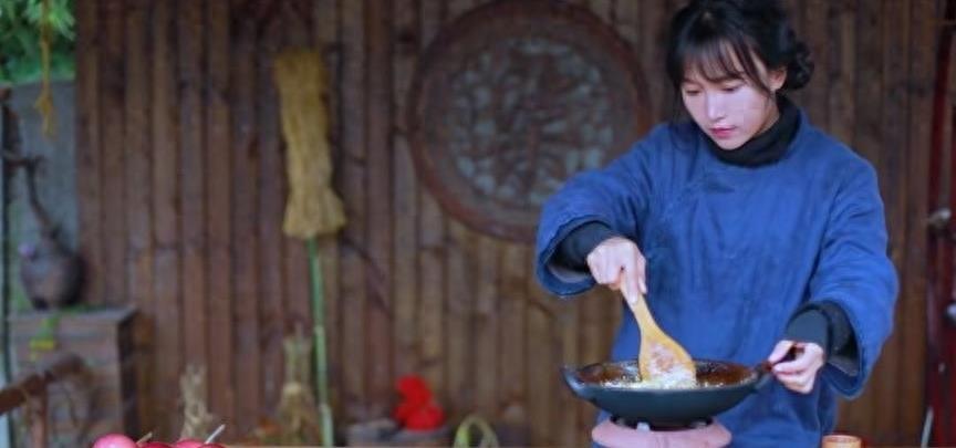 李子柒最新采访揭秘美食背后的故事