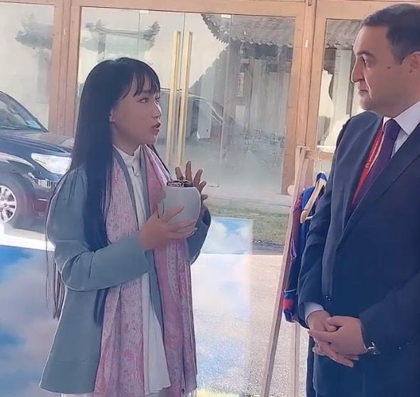 李子柒最新采访揭秘美食背后的故事