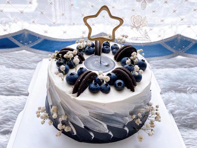 『时尚创意结合,最新款生日蛋糕款式亮相』