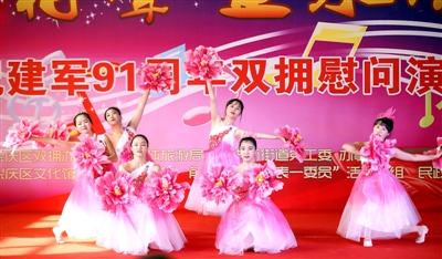八一建军节融合传统与现代舞蹈，展现军人英勇风采的炫酷表演