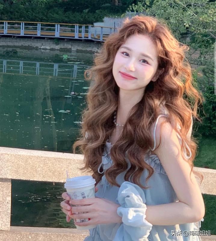 2018最新流行趋势,长发卷发时尚魅力展现图片集