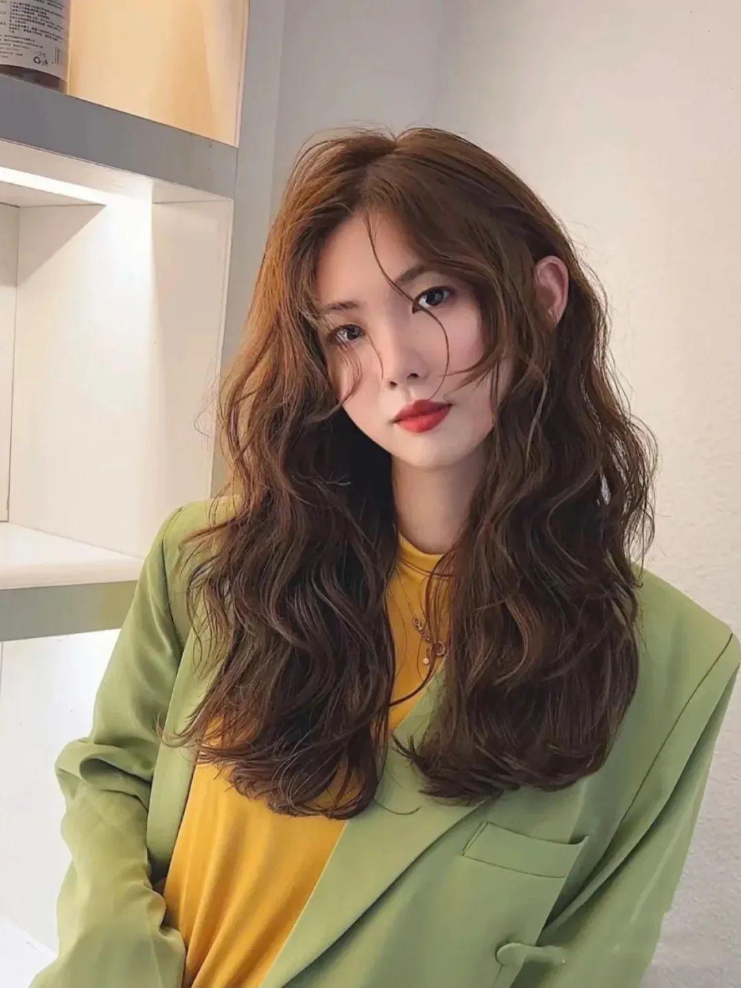 2018最新流行趋势,长发卷发时尚魅力展现图片集